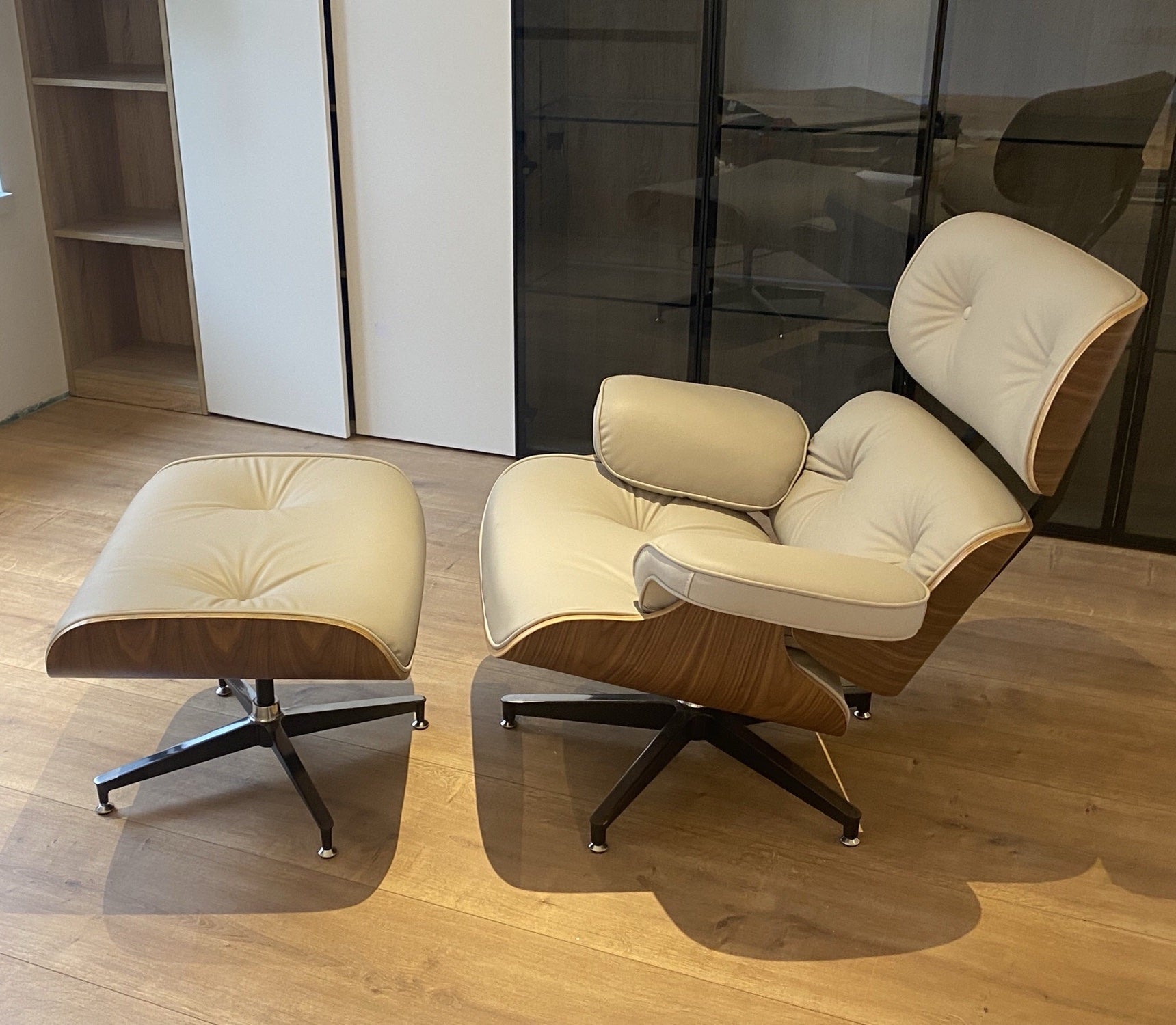 Buy Replica Eames Lounge Chair and Ottoman Staunton and Henry